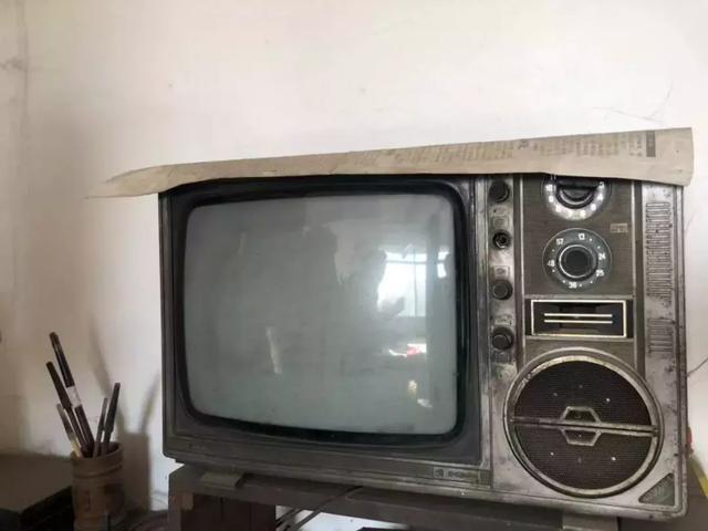 老人家依旧在使用80年代的老旧电视